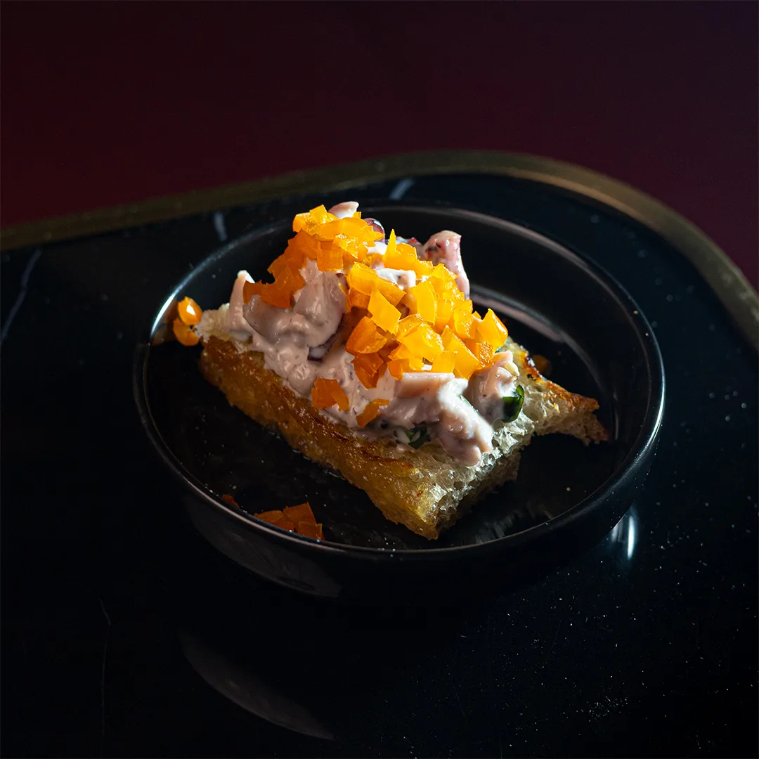 Bruschetta de atún, bocado de Sabores Nikkei